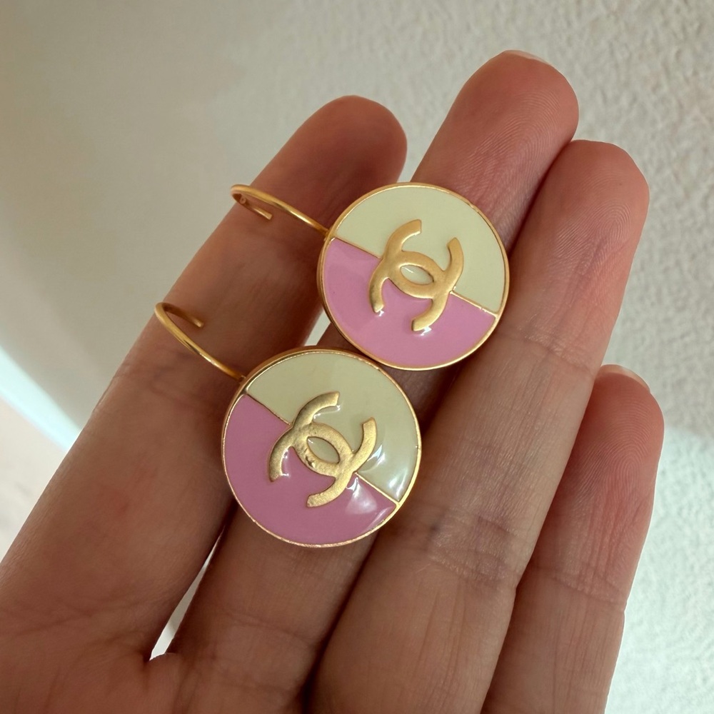 💖CHANEL Pink and White CC Round Drop Earrings with Gold-Tone Logo🤍 - Picture 4 of 12